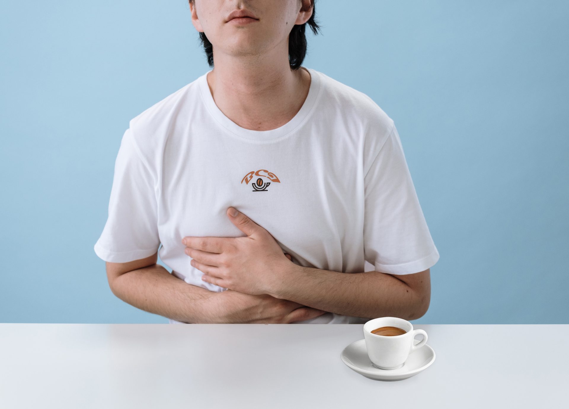 Il caffè non solo ha un effetto tonificante, ma stimola anche la motilità del colon. Pertanto, 2-3 o più tazze di caffè al giorno possono causare diarrea. La diarrea può essere causata anche dal latte o dai dolcificanti artificiali aggiunti al caffè.